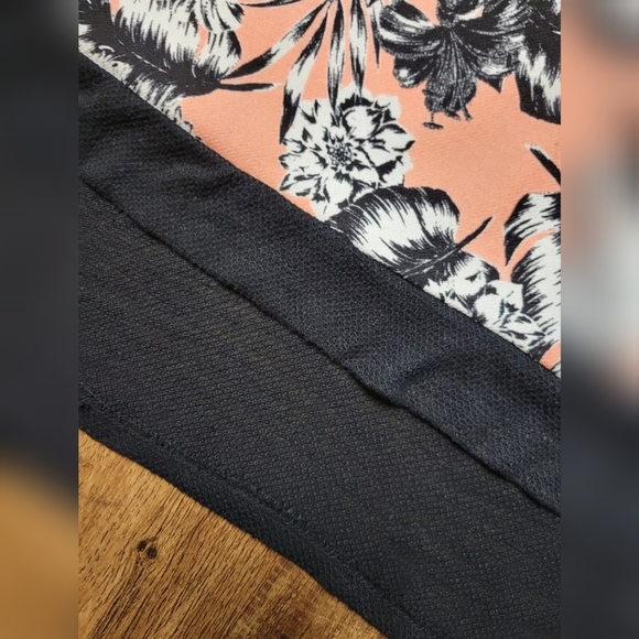 FREE W BUNDLE Floral high low top - Picture 4 of 8